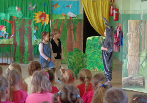 przedszkolaki prezentują przedstawienie przed dziećmi ze SP. 19 i PM214